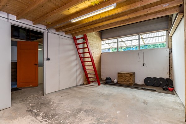 Foto - Verkocht onder voorbehoud: Ruime en veelzijdige vrijstaande woning met 173 m² woonoppervlakte,  extra leefverdieping, 3 slaapkamers (mogelijkheid tot 4), 2 badkamers, royaal bijgebouw en tuin op het zuidoosten in Hulsberg